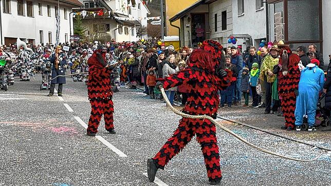 Mit Peitschengeknall geht es über den Umzug in Schwörstadt.