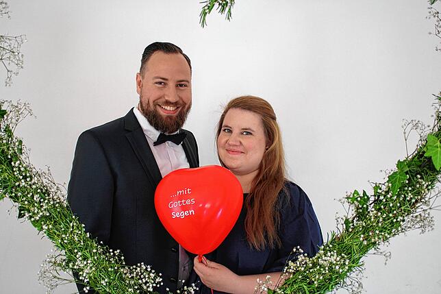 Julia und Henning Kruck aus Stuttgart nutzten spontan die Möglichkeit, sich im verflixten siebten Ehejahr segnen zu lassen. Ihren Eltern ...