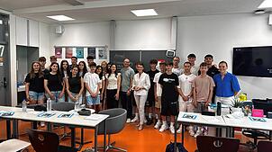 Die Klasse R 9c der Hans-Thoma-Schule Laufenburg mit Rita Schwarzelühr-Sutter, links daneben Rektor Fabian Zoller-Wunderlich, ganz ...