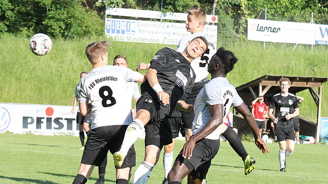 Sie geben alles: Die Rheinfelder Lucas Eschbach (links), Jens Murawski (hinten) und Paul Mendy (rechts) verhindern, dass der Bad ...