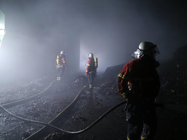 Bild 2: Eineinhalb Tage lang im Dauerfeuer: Das steckt hinter dem Feuerwehr-Großeinsatz beim Abfallverwerter Reterra