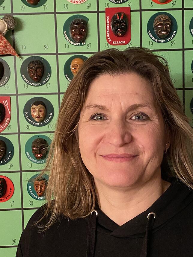 Bei mir in der Wohnung ist das ganze Jahr über Fasnet: Miriam Taglang vor ihrer „Lärvle-Wand“.