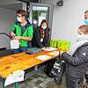 Bei der Herbst-Aktion des Musikvereins Kirchen-Hausen im Jahr 2020: Hinter dem Verkaufsstand stehen Andreas Honold (von links), Marcel ...