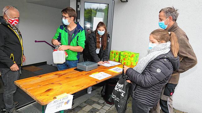 Bei der Herbst-Aktion des Musikvereins Kirchen-Hausen im Jahr 2020: Hinter dem Verkaufsstand stehen Andreas Honold (von links), Marcel ...