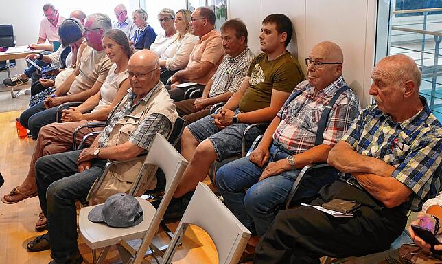 Das Publikum folgt konzentriert der ersten Sitzung unter neuer Rathausleitung.