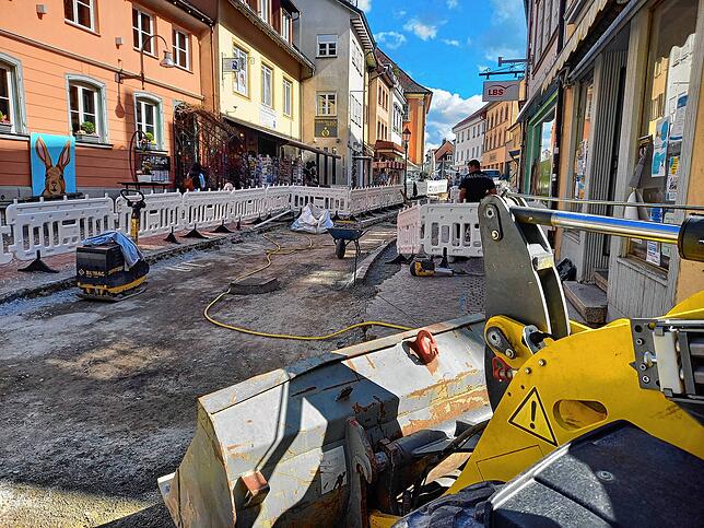 Die Bauarbeiten sind eine Belastung für die Einzelhändler in der Marktstraße. Weil sich die Altstadtgasse nach unten hin verengt, rückt ...