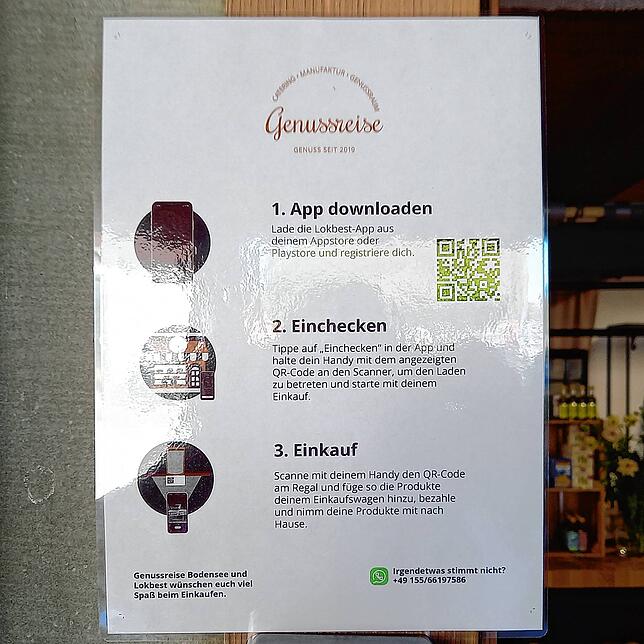 Das Scan-Gerät an der Eingangstür und die Anleitung für die registrierten Kunden, wie sie in den Laden Genussreise kommen.