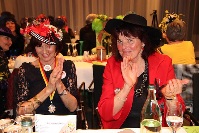 Bild 12: Der Frauenkaffee 2020: Die Besucherinnen bei der Premiere im Kursaal