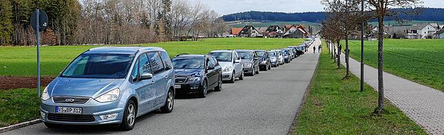 Eine schier unendliche Autoschlange auf der Gemeindewaldstraße wartet auf den Stadtschuss zum Protestkorso.