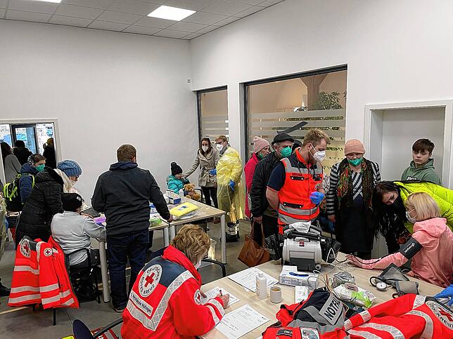 In den Büroräumen von Arbeitssicherheit Schöndienst wird mit Unterstützung des Roten Kreuzes Hüfingen die Erstuntersuchungen der ...
