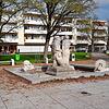 Die Idylle trügt: Während es vormittags sehr ruhig ist, herrscht am Nachmittag und Abend rege Betriebsamkeit auf dem Platz rund um den ...