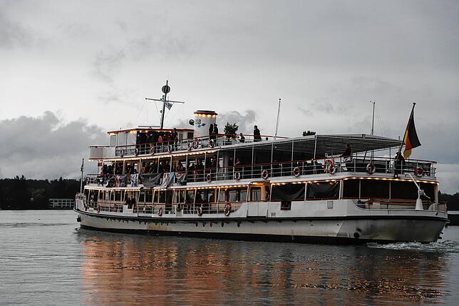 Bild 1: Gute Fahrt – und viel Spaß! Das SM-Schiff fährt auf den Bodensee hinaus