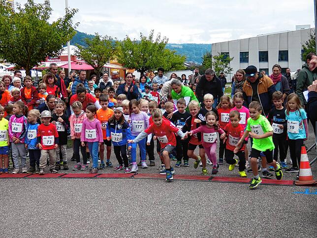 Beim jährlich wiederkehrenden Sedus run laufen Kinder und Erwachsene um die Wette, um am Ende einen der vorderen Plätze zu erreichen.