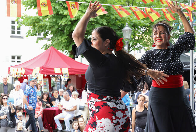 Der Abendmarkt in Radolfzell bringt an einigen Terminen auch Motto-Abende in die Stadt. 2024 gab es so einen spanischen Abend (Archivbild)