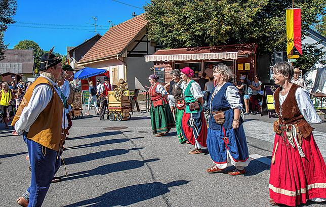 Die Volkstanzgruppe der Narrenzunft aus Weingarten brachte fröhliche Stimmung auf das Marktgelände