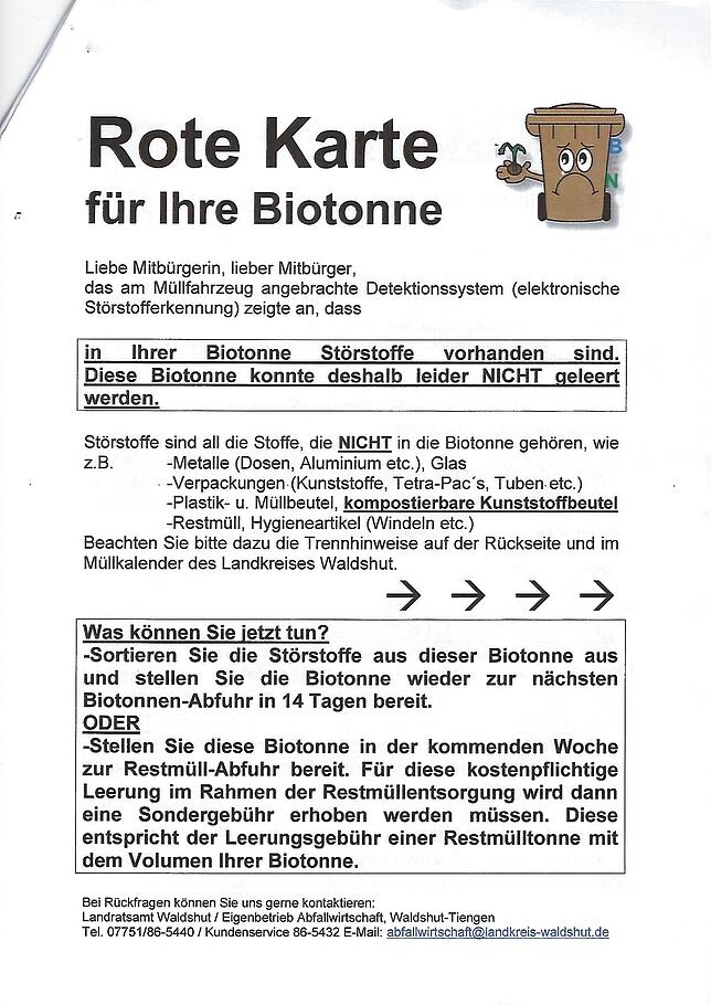 Die Rote Karte, die im Deckel der Biotonne eingeklemmt wird, bedeutet für den Benutzer: entweder den Inhalt von Fremdstoffen säubern, ...