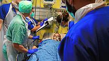 Für schwerkranke Corona-Patienten brauchen Kliniken ausreichend Intensivbetten mit Beatmungsgerät. Das Bild entstand bei der ...