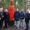 Wo am Herderner Landbach seit 2003 die Holzskulptur &bdquo;Die Rote&ldquo;von Klaus Prior gestanden ist, ist jetzt &bdquo;Figura ...