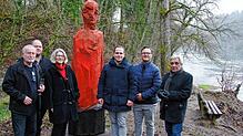 Wo am Herderner Landbach seit 2003 die Holzskulptur &bdquo;Die Rote&ldquo;von Klaus Prior gestanden ist, ist jetzt &bdquo;Figura ...