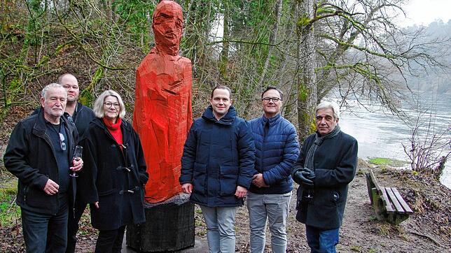 Wo am Herderner Landbach seit 2003 die Holzskulptur &bdquo;Die Rote&ldquo;von Klaus Prior gestanden ist, ist jetzt &bdquo;Figura ...