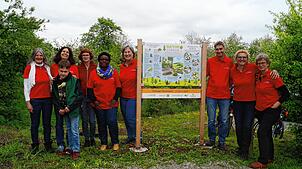 Die Mitglieder der Biodiversität-AG und Camphill-Schüler Lars bei der Eröffnung (von links): Antoinette Kieback, Claudia Esslinger, Lars ...