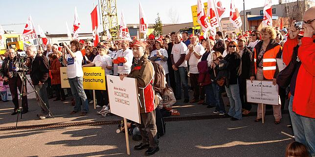 In Konstanz kommt es zu einer großen Kundgebung gegen den ersten Kahlschlag bei Altana/Nycomed.