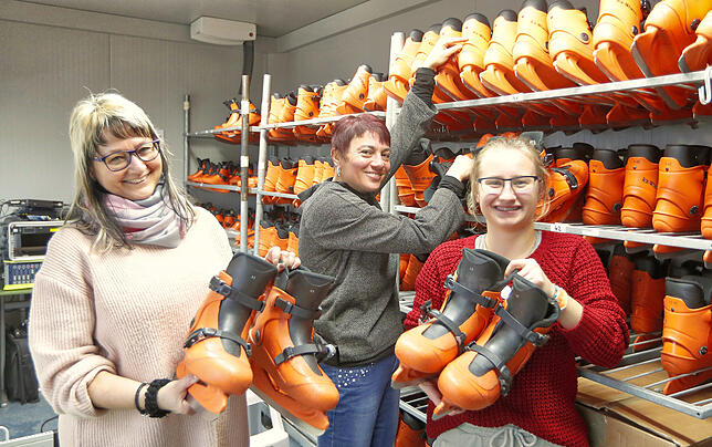 Rita Harnest (von links), Karin Eichler und Sofi Geringer haben immer ein Lächeln bereit für die Läufer, die sich Schlittschuhe ...