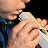 Unser Symbolbild zeigt eine männlichen Person, die bei einer Polizeikontrolle einen Alkoholtest machen muss.