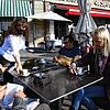Geöffnete Restaurants und die Erlaubnis zu Treffen mit 15 Personen: Die Lockerungen in der Schweiz lassen die Menschen im deutschen ...