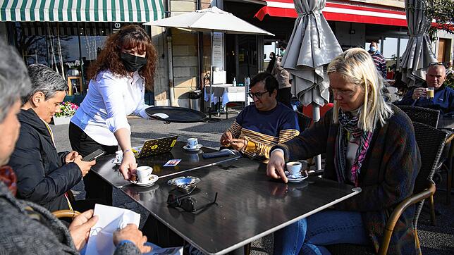 Geöffnete Restaurants und die Erlaubnis zu Treffen mit 15 Personen: Die Lockerungen in der Schweiz lassen die Menschen im deutschen ...