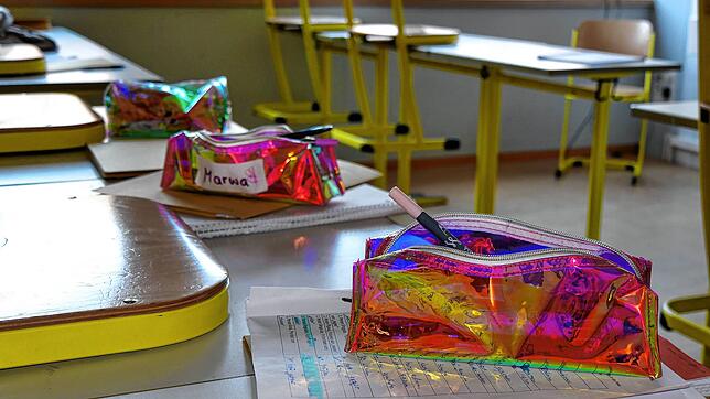 (Archivbild) Auch in den Sommerferien 2022 standen schon im Suso-Gymnasium Mäppchen auf den Tischen. Auch im vergangenen Jahr war die ...