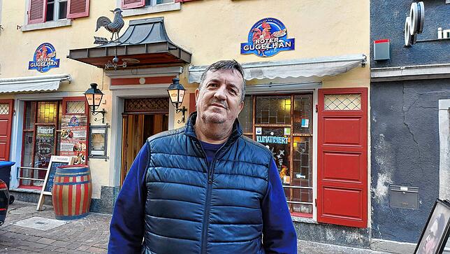 Izet Begic vor dem Guglhan in der Konstanzer Altstadt.