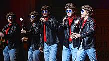 In gleich fünffacher Ausführung als Knight Rider zieht die Boygroup vom Leder.