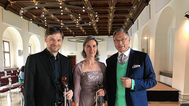 Zum Auftakt gibt es einen Vortrag des künstlerischen Leiters Georg Mais (rechts). Immo Schaar und Katharina Schmitz (von links) ...