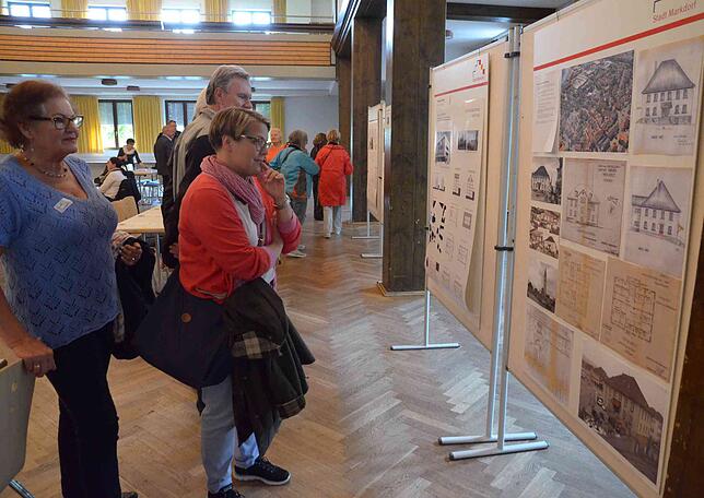 Stellwände in der Stadthalle boten den Dialogteilnehmer Einblicke in die Historie der Rathaus-Planung. Darüber hinaus gab es aber auch ...