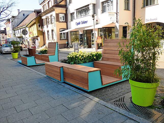 Ein kurzes Intermezzo: Die für die erste Bauphase umgestaltete gesperrte Hauptstraße mit ihren Sitzbänken und Pflanzenkübeln ist zu ...