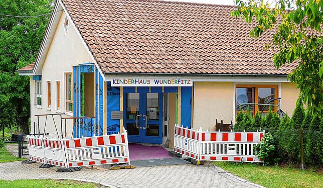 Auch ein Beitrag der Eltern: Der Umbau des Eingangsbereichs zur Garderobe des Kinderhauses Wunderfitz in Thalheim, war nur durch ...