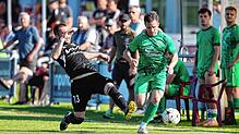 Der SV Mühlhausen (Jannik Braun, links) unterliegt dem TSV Aach-Linz (Patric Scherer) mit 0:1.