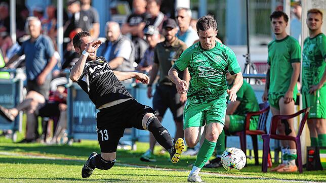 Der SV Mühlhausen (Jannik Braun, links) unterliegt dem TSV Aach-Linz (Patric Scherer) mit 0:1.
