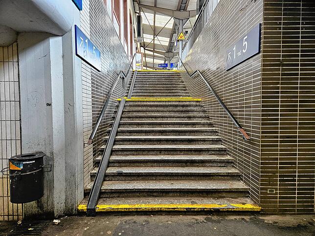 Der Treppenaufgang am Bahnhof Waldshut führt auf Gleis 1. Es gibt noch einen barrierefreien Zugang, nicht aber zu den Bahnsteigen 2 und 3.