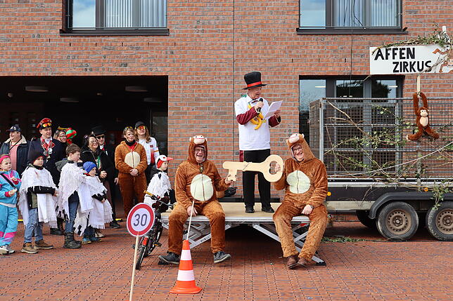 Bild 21: Rathaus-Dompteur im Affenstall: Die besten Bilder vom skurrilen Salemer Affentheater!