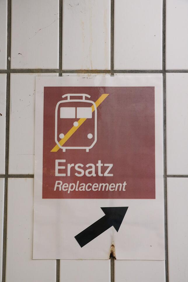 Ein Aushang im Donaueschinger Bahnhof. Hier geht es zu den Ersatz-Bussen am Busbahnhof.