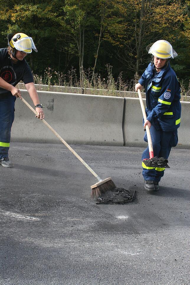 Bild 21: Bilder vom Abtransport des Felsbrockens auf der A81 nach dem Unfall nahe Trossingen