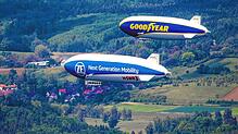 Wieder in der Luft: Die Zeppeline bei ihrem Flug zum Saisonauftakt.