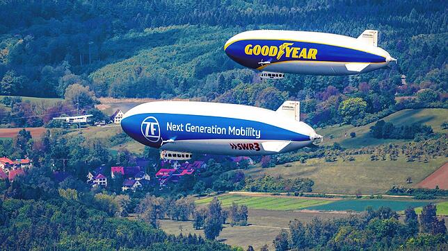 Wieder in der Luft: Die Zeppeline bei ihrem Flug zum Saisonauftakt.