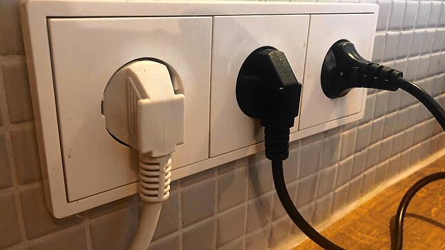 Manche Kunden können sich beim Strom auf eine Entlastung durch die Energiepreisbremse freuen. Aber die Umsetzung dauert. Bild: Juliane ...