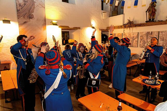 Bild 8: 150 Jahre Katzenmusik: Narren feiern in den Stüble und im Narrendorf