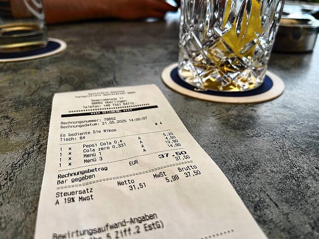 37,80 Euro für zwei Mahlzeiten und zwei Getränke. Gerade die schlagen insbesondere zu Buche.