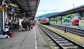 Eine große Schülergruppe wartet am Donnerstag, 5. Juni, auf die Weiterfahrt nach Tiengen zu den Bundesjugendspielen. Die RB aus Basel ...