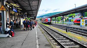 Eine große Schülergruppe wartet am Donnerstag, 5. Juni, auf die Weiterfahrt nach Tiengen zu den Bundesjugendspielen. Die RB aus Basel ...
